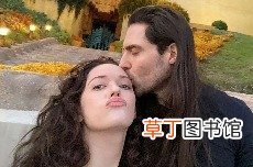 《破产姐妹》Max宣布订婚，晒钻戒表白：我愿意