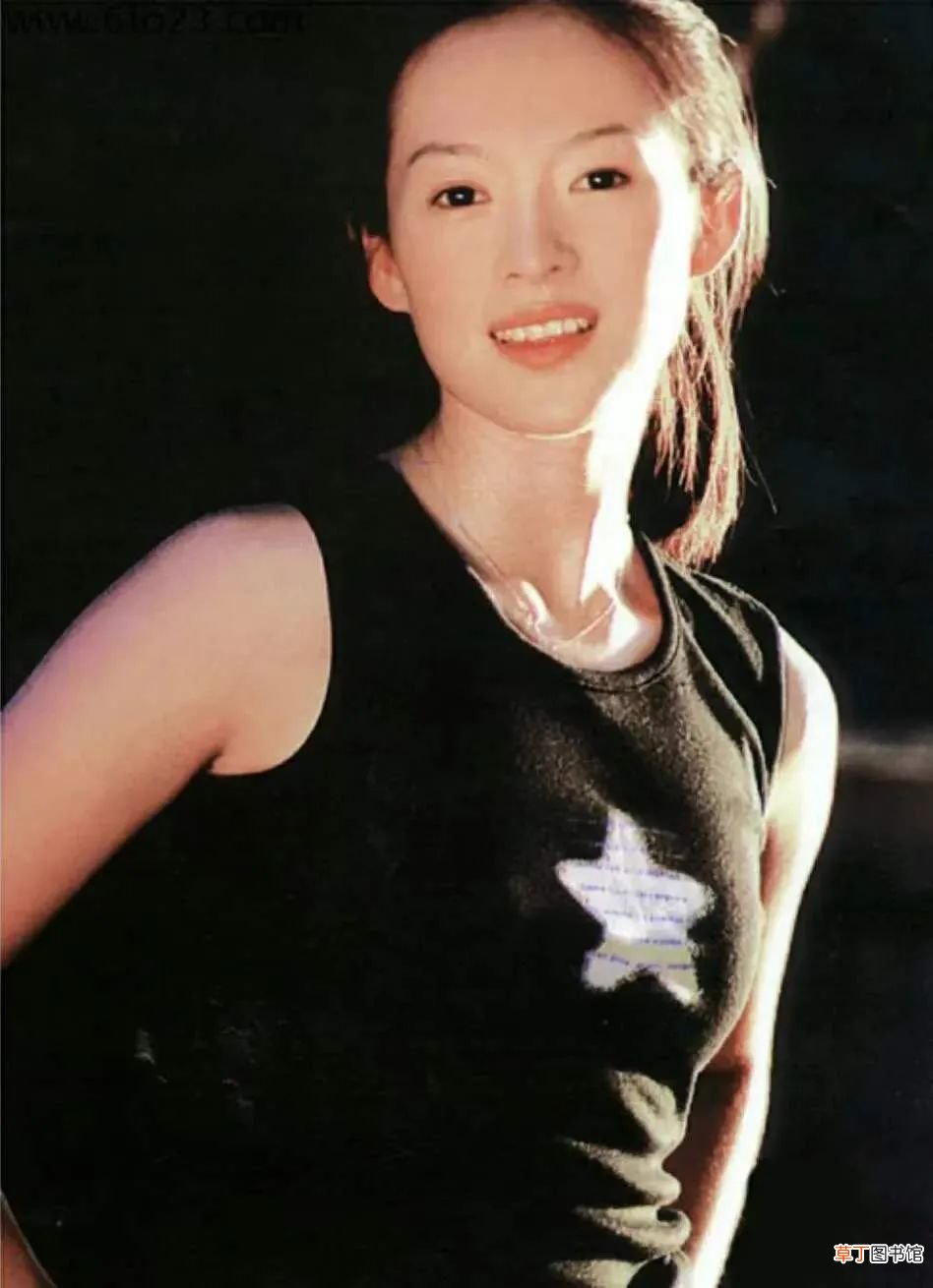 张艺谋身边的女人，要用放大镜看