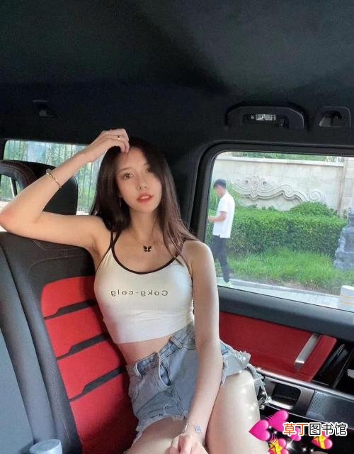 王思聪连续被撞陪前女友逛街，女方纯真似初恋