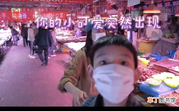 董洁母子逛菜市场 12岁顶顶主动牵妈妈的手