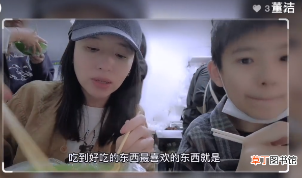 董洁母子逛菜市场 12岁顶顶主动牵妈妈的手