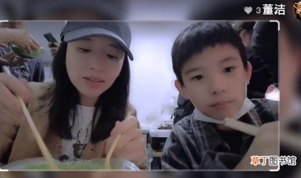 董洁母子逛菜市场 12岁顶顶主动牵妈妈的手