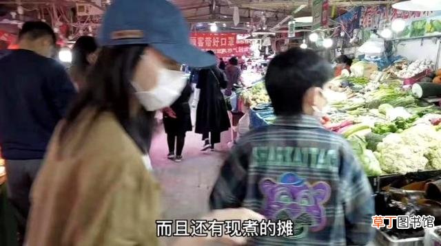 董洁母子逛菜市场 12岁顶顶主动牵妈妈的手