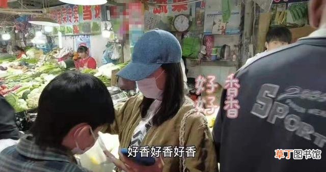 董洁母子逛菜市场 12岁顶顶主动牵妈妈的手