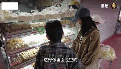 董洁母子逛菜市场 12岁顶顶主动牵妈妈的手