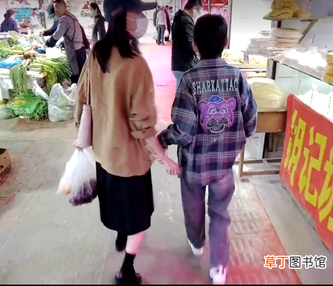 董洁母子逛菜市场 12岁顶顶主动牵妈妈的手