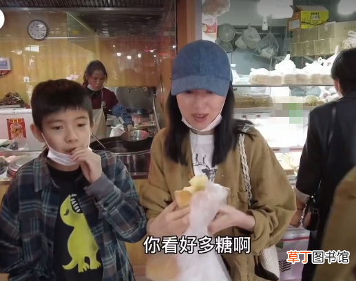 董洁母子逛菜市场 12岁顶顶主动牵妈妈的手