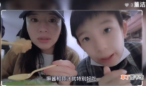 董洁母子逛菜市场 12岁顶顶主动牵妈妈的手