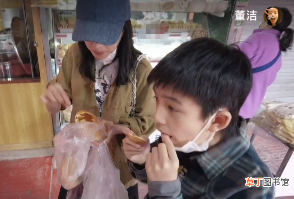 董洁母子逛菜市场 12岁顶顶主动牵妈妈的手