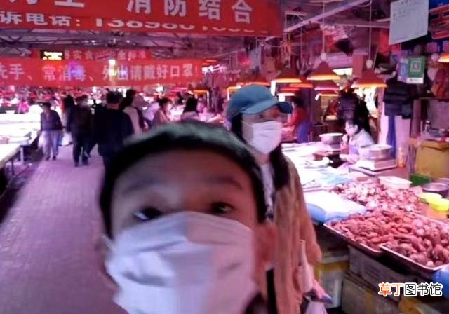 董洁母子逛菜市场 12岁顶顶主动牵妈妈的手