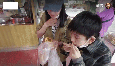 董洁母子逛菜市场 12岁顶顶主动牵妈妈的手