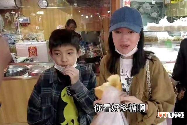董洁母子逛菜市场 12岁顶顶主动牵妈妈的手