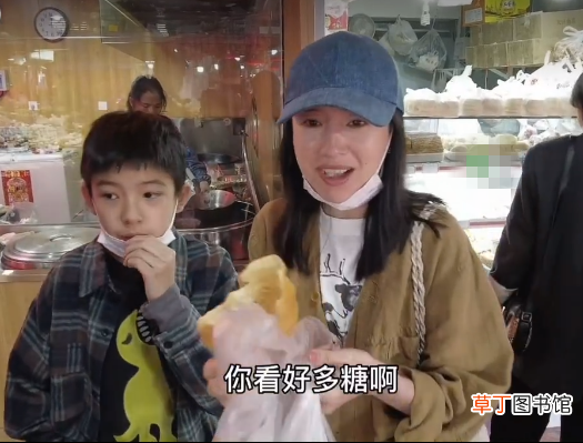 董洁母子逛菜市场 12岁顶顶主动牵妈妈的手