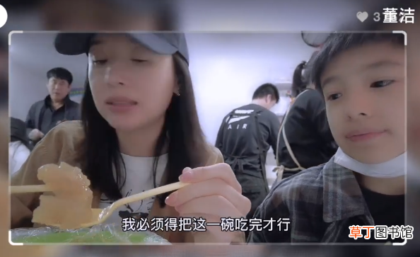 董洁母子逛菜市场 12岁顶顶主动牵妈妈的手