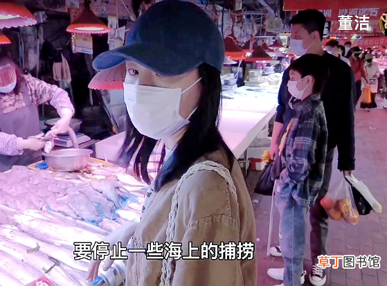 董洁母子逛菜市场 12岁顶顶主动牵妈妈的手