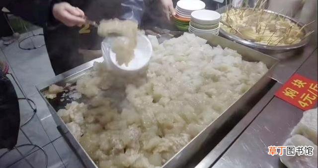 董洁母子逛菜市场 12岁顶顶主动牵妈妈的手
