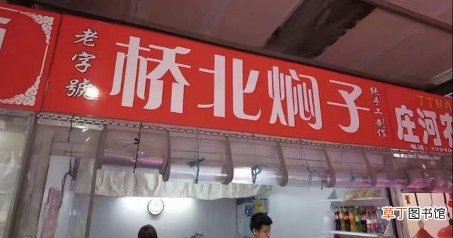 董洁母子逛菜市场 12岁顶顶主动牵妈妈的手