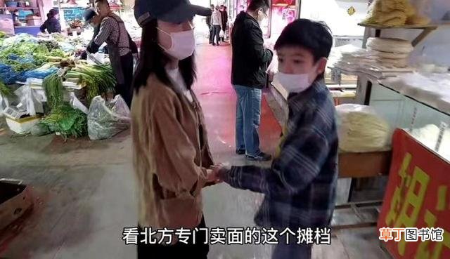 董洁母子逛菜市场 12岁顶顶主动牵妈妈的手