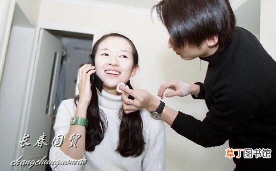 章子怡早年素颜旧照曝光,扎双马尾笑容灿烂清纯可人
