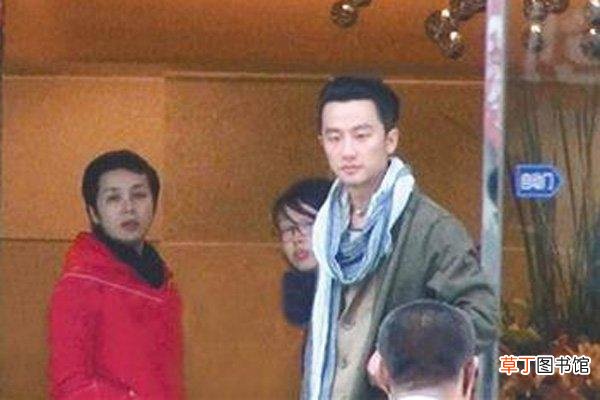 黄轩与女友罕同框，女方被指神似陈妍希