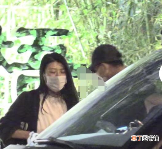 黄轩与女友罕同框，女方被指神似陈妍希