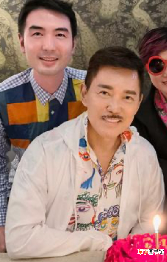谢霆锋母亲近况曝光！与小11岁丈夫同框，头戴发箍显娇俏