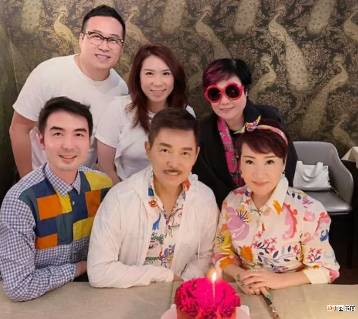 谢霆锋母亲近况曝光！与小11岁丈夫同框，头戴发箍显娇俏