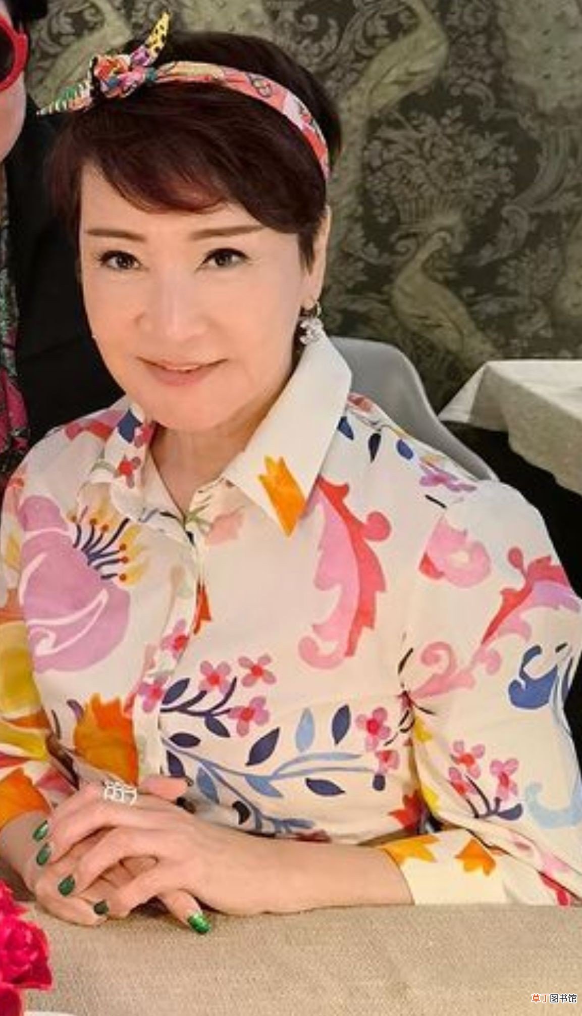 谢霆锋母亲近况曝光！与小11岁丈夫同框，头戴发箍显娇俏