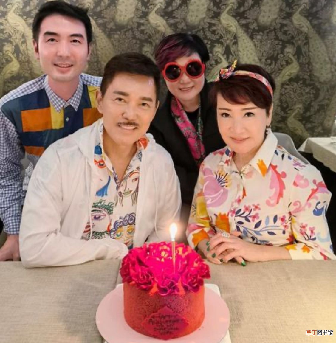 谢霆锋母亲近况曝光！与小11岁丈夫同框，头戴发箍显娇俏