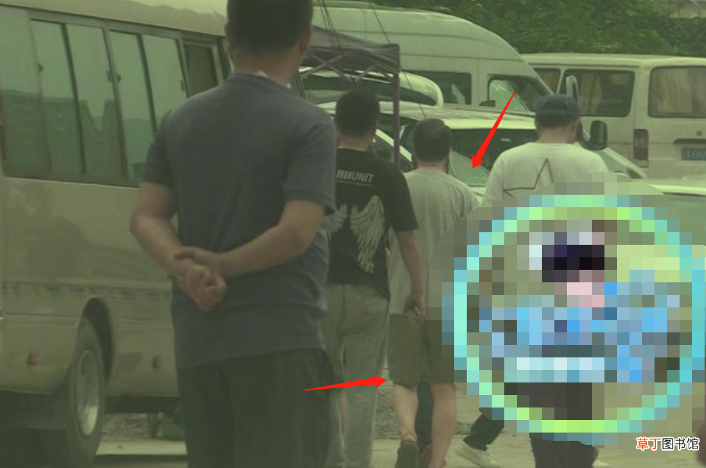 63岁冯小刚路边演戏被拍！脖子上挂毛巾，衣裤皱巴接地气