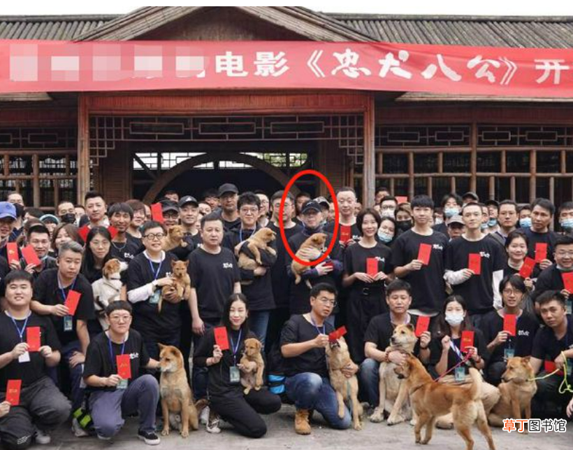 63岁冯小刚路边演戏被拍！脖子上挂毛巾，衣裤皱巴接地气