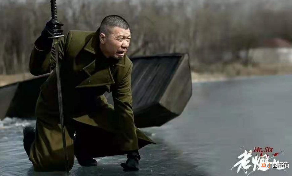 63岁冯小刚路边演戏被拍！脖子上挂毛巾，衣裤皱巴接地气