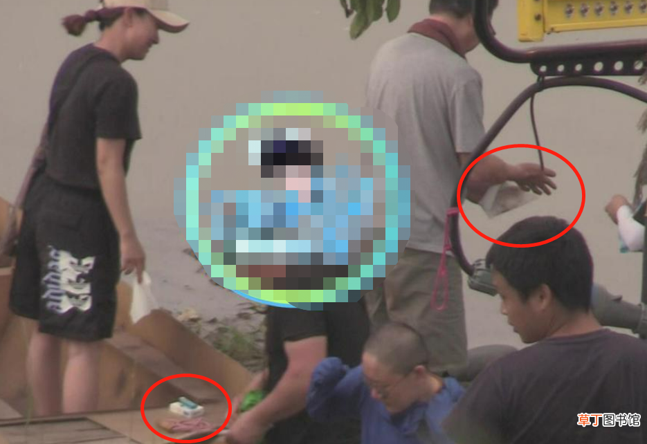 63岁冯小刚路边演戏被拍！脖子上挂毛巾，衣裤皱巴接地气
