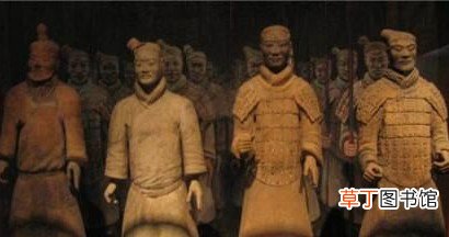 雄伟的兵马俑墓葬群，为何士兵手上都没有武器呢？