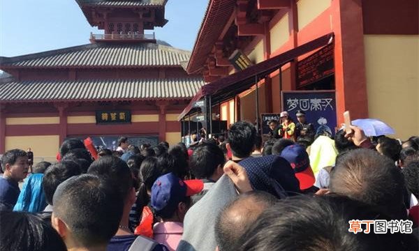 体现热闹情景的四字词语