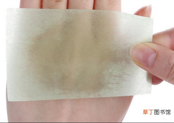 使用脸部吸油纸的正确方法
