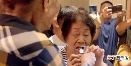 吊唁群众为袁老带来了气排球 外交部:袁隆平逝世是世界巨大损失