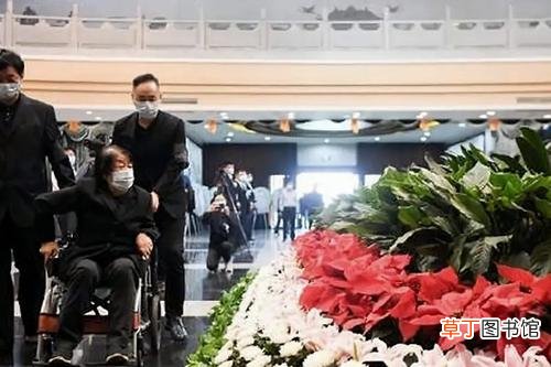 袁隆平家属致谢 夫人坐轮椅泪别袁隆平