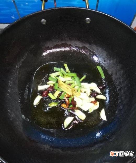 怎样做美味的鸡腿菇土豆烧排骨？