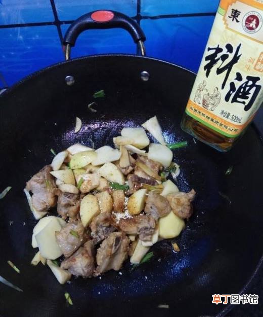 怎样做美味的鸡腿菇土豆烧排骨？