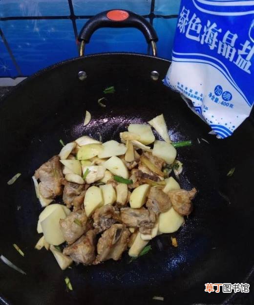 怎样做美味的鸡腿菇土豆烧排骨？