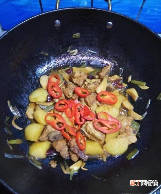 怎样做美味的鸡腿菇土豆烧排骨？