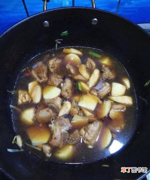 怎样做美味的鸡腿菇土豆烧排骨？