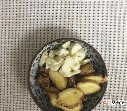 如何做卤鸡肉？
