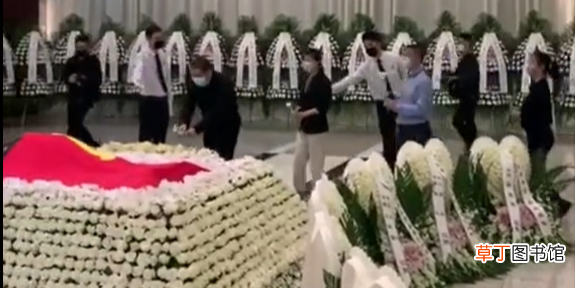 钟南山为吴孟超送来花圈挽联 吴孟超遗体身覆党旗鲜花丛中安眠