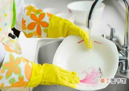 洗餐具省水小窍门：先擦后洗省水洁餐具