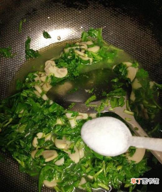 荠菜炒蘑菇片的家常做法