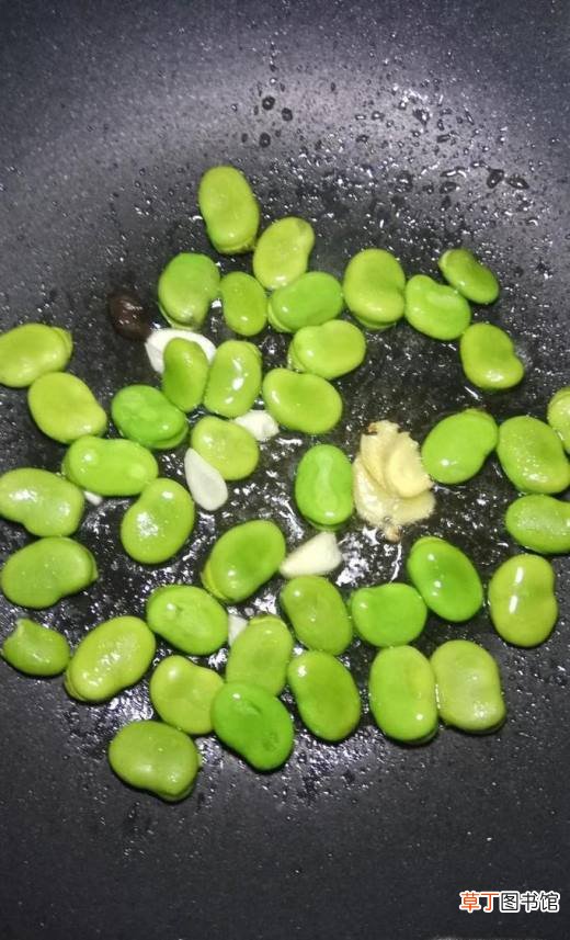 怎样做美味的白玉菇木耳蚕豆面？