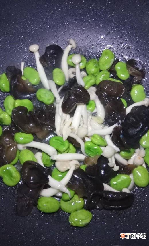 怎样做美味的白玉菇木耳蚕豆面？