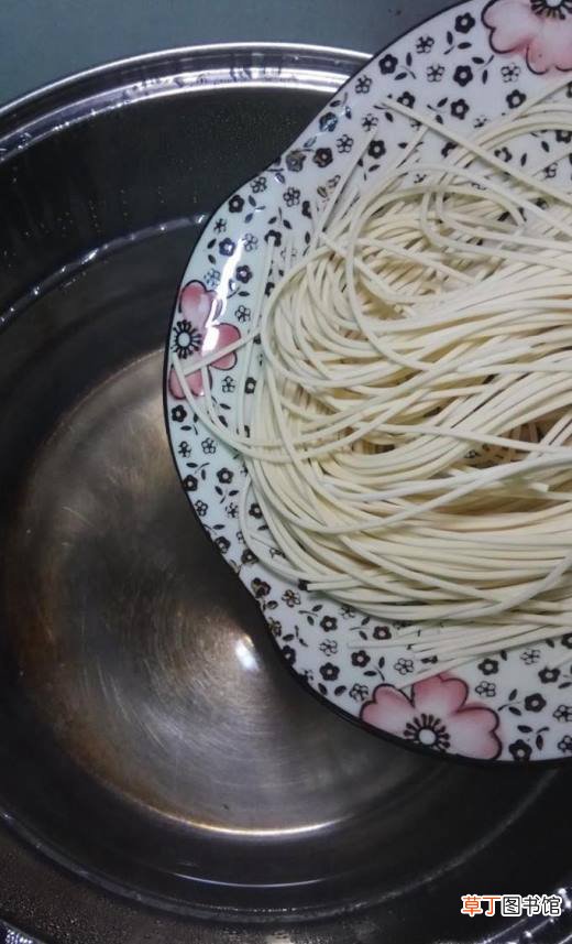 怎样做美味的白玉菇木耳蚕豆面？